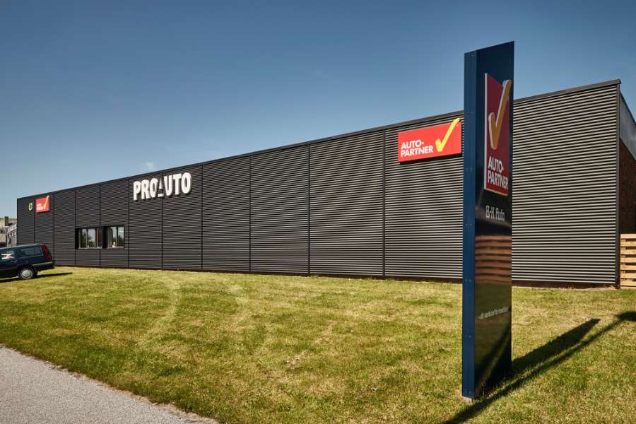 Façade for PRO Auto in Lystrup using DS Sinusoidal Profile 18-75 from DS Stålprofil